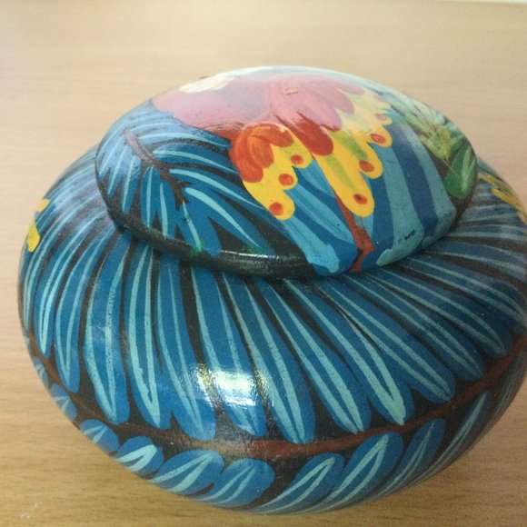 Hand painted wooden Parrot trinket box small chip on lid - Picture 2 of 8